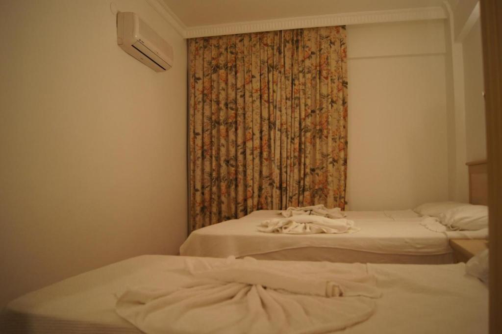 George & Dragon Beach Hotel 马尔马里斯 客房 照片