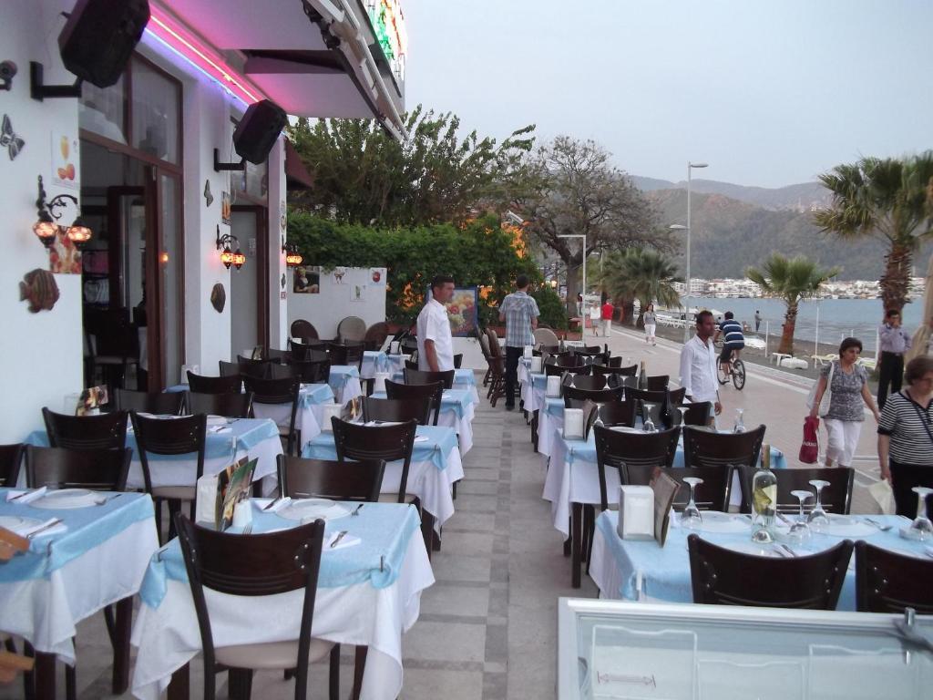George & Dragon Beach Hotel 马尔马里斯 外观 照片