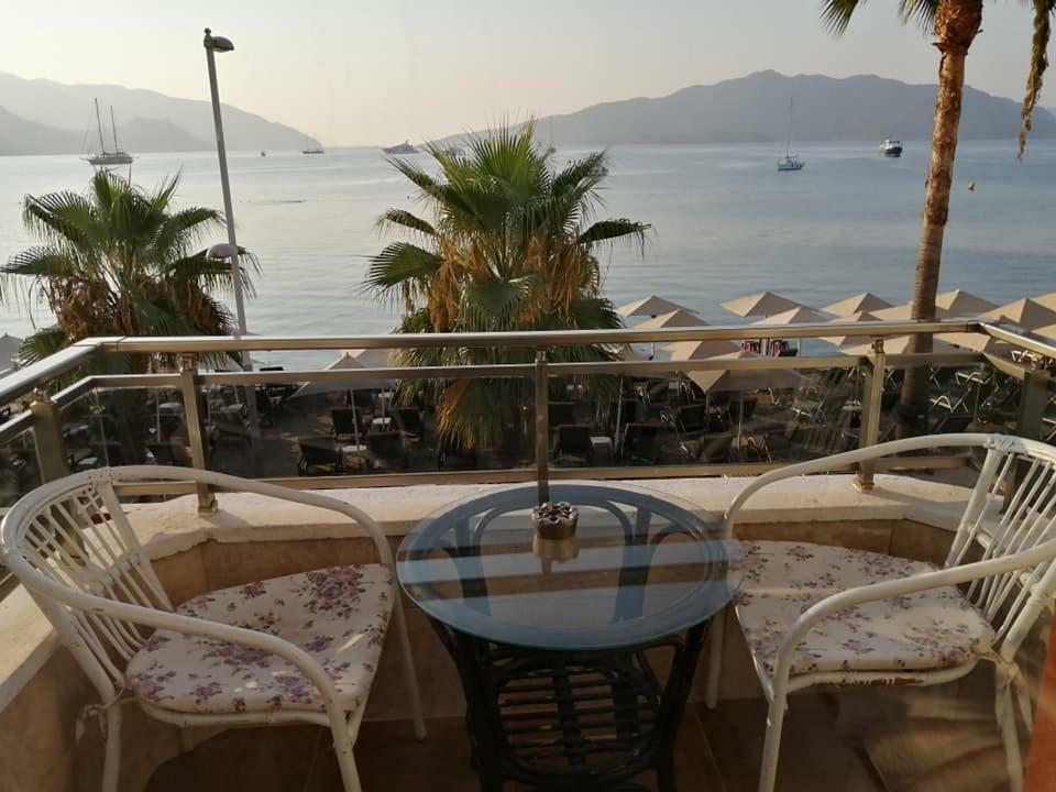 George & Dragon Beach Hotel 马尔马里斯 外观 照片